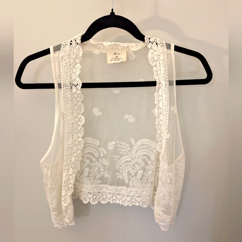 Pins & Needles White Lace Embroidered Vest with Crocheted Edge Size Medium